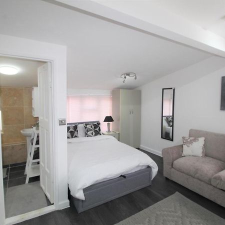 Studio 2 Min Walk To Upton Park Station London Exteriör bild