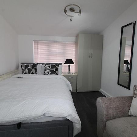 Studio 2 Min Walk To Upton Park Station London Exteriör bild