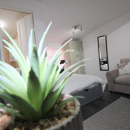 Studio 2 Min Walk To Upton Park Station London Exteriör bild