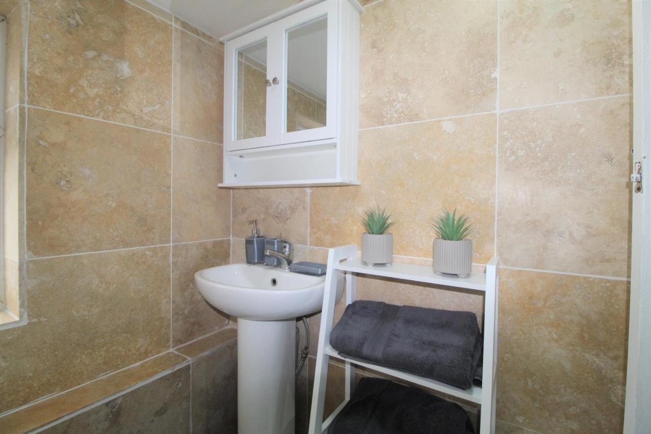 Studio 2 Min Walk To Upton Park Station London Exteriör bild