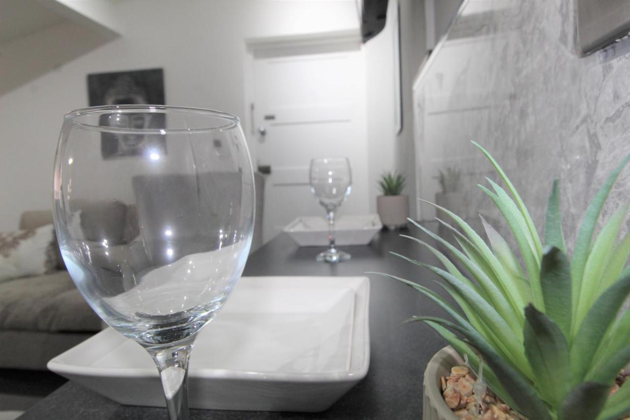 Studio 2 Min Walk To Upton Park Station London Exteriör bild