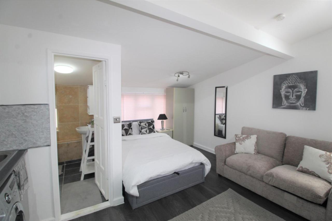 Studio 2 Min Walk To Upton Park Station London Exteriör bild