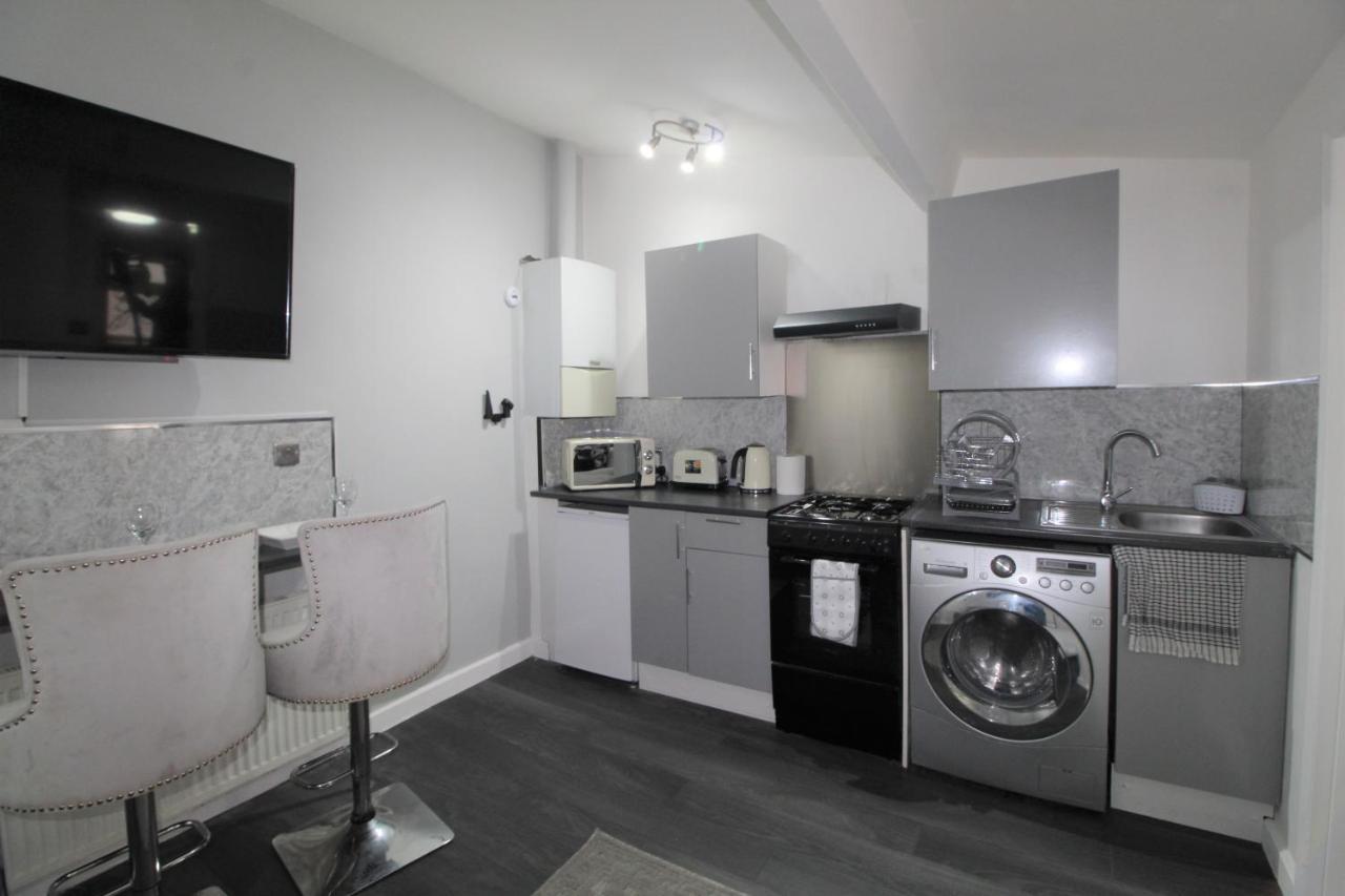 Studio 2 Min Walk To Upton Park Station London Exteriör bild