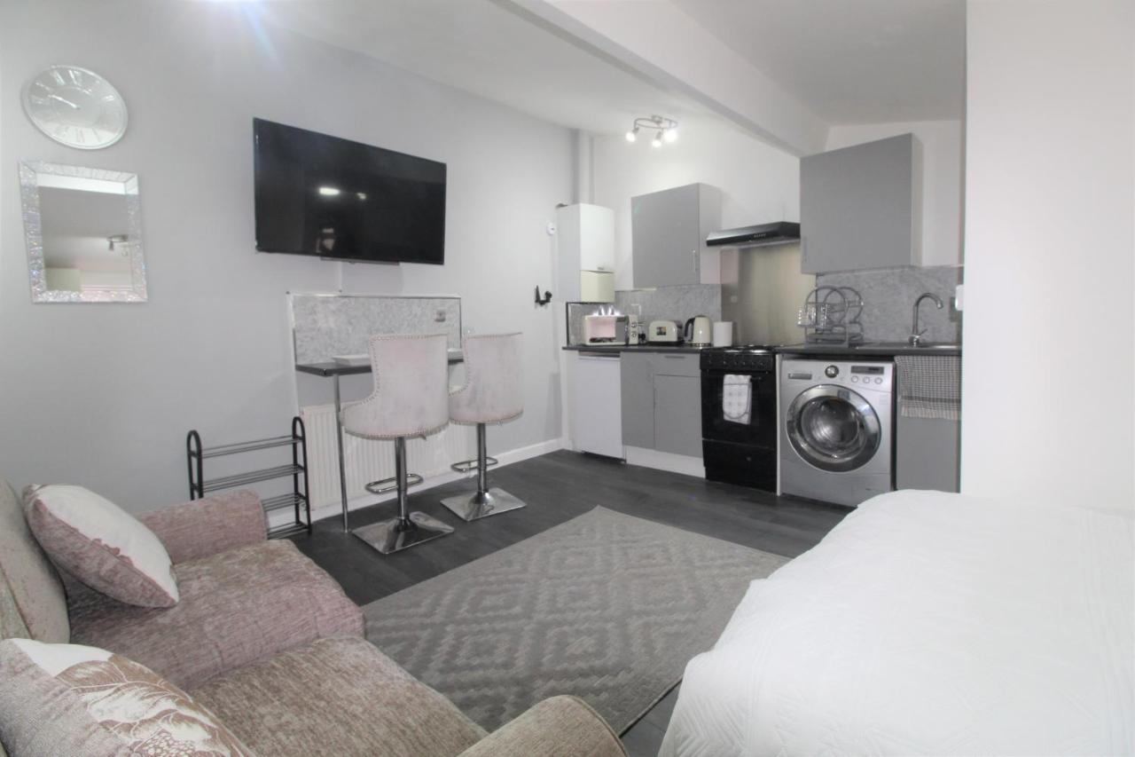 Studio 2 Min Walk To Upton Park Station London Exteriör bild