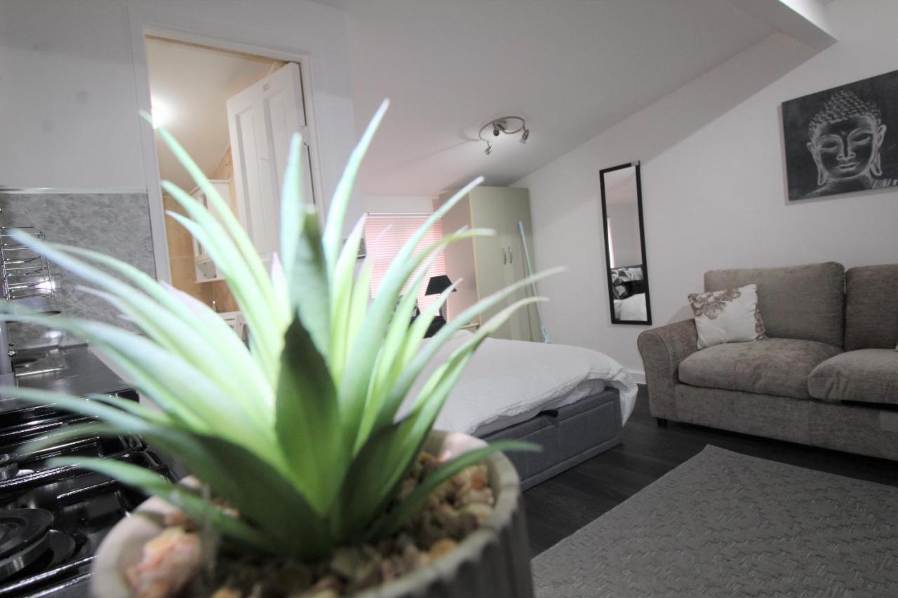Studio 2 Min Walk To Upton Park Station London Exteriör bild